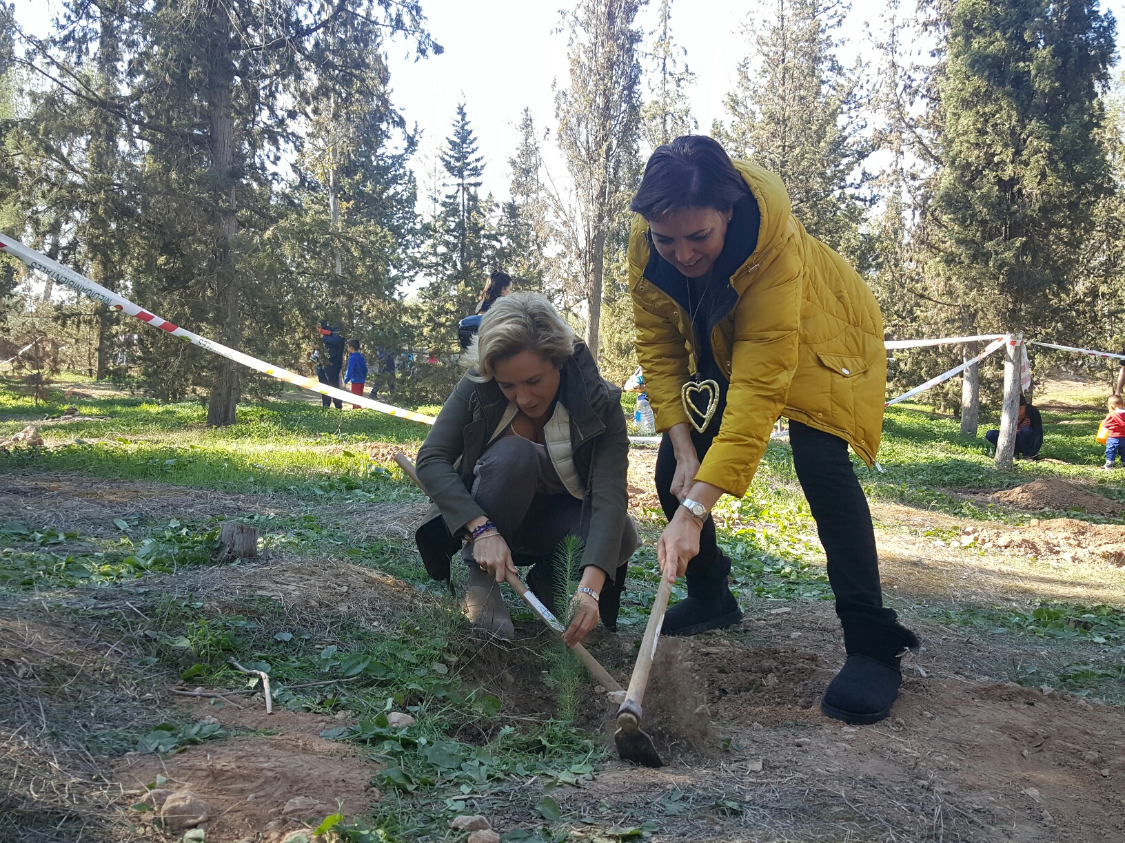 Guillén y Martínez-Cachá plantan árboles en el parque regional El Valle  dentro de la iniciativa 'Bosques para la Salud' - murciasalud