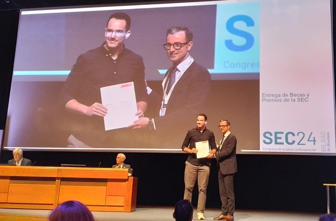 Adrian Bayonas recoge el premio al proyecto de investigación Profesor William McKenna 